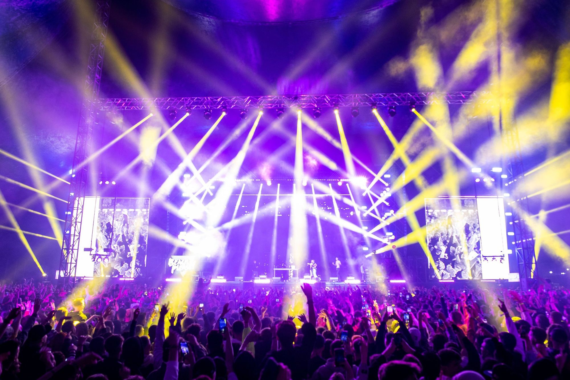 Feixes de luz sobre o público de um concerto